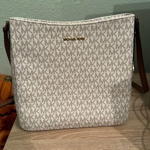 Michael Kors LG Messenger bag